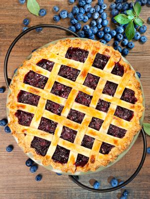 It can be served hot, cold, plain, or with whipped cream or vanilla ice cream on the side. Lattice-Top Blueberry Pie - Paula Deen