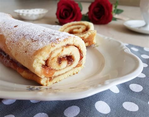 Con le fruste elettriche montate i primi a neve ben ferma insieme a metà dose di. Rotolo alla marmellata | Rosly a passion for pastry