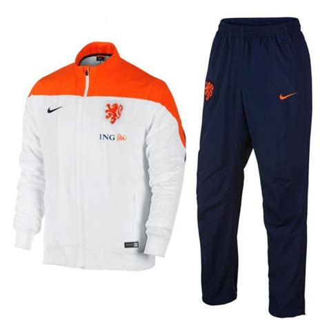 Van gaal , sind die meisten der fans gern tragen die kühle günstige fußballschuhe. Niederlande Fussball Team Präsentation Trainingsanzug 2014 ...