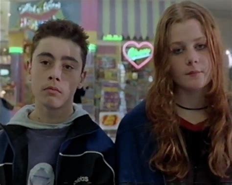 Shaun, dont le pere vient de sortir de prison, tue son temps au centre commercial avec ses copains et sa petite amie. Mallboy (2000)