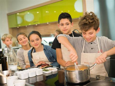 C'est une occasion fantastique d'apprendre à préparer des ces cours de cuisine vous donneront confiance en vous et vous permettront de découvrir des astuces très pratiques et des secrets de chef. Atelier cuisine Kids à l'Ecole de cuisine Ducasse - Funbooker