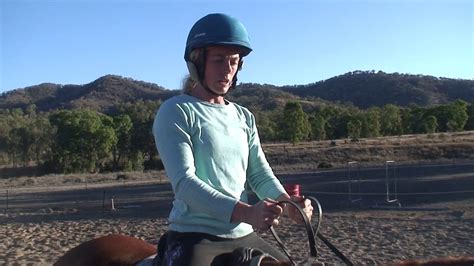 How To Correctly Hold And Shorten Reins Youtube