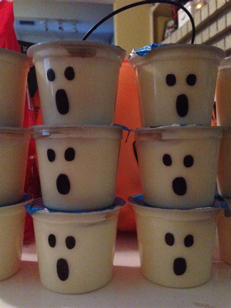 This homemade vanilla pudding is easy, creamy, and perfectly sweet! Easy Halloween snacks! Sugar Free vanilla pudding with ghost face! | School halloween party ...