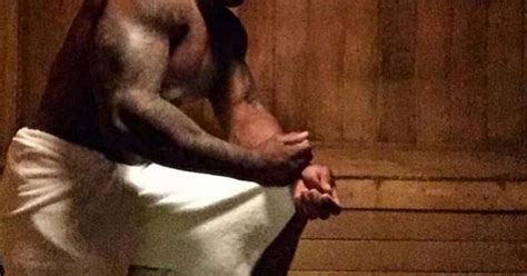 S De Toalha Cent Ostenta Corpo Musculoso Em Sauna