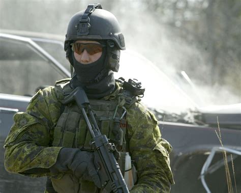 An Assaulter From Jtf 2 During An Exercise In Canada Early 2000s 1601