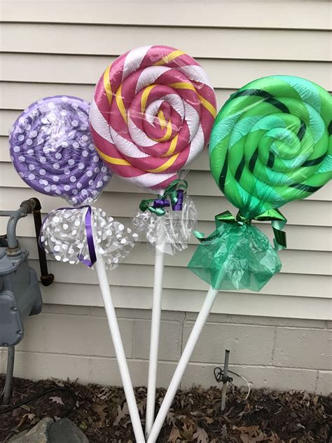 Giant pool noodle lollipops diy christmas outdoor decorations tutorial para hacer bolas de navidad gigantes. Christmas decoration gingerbread house diy lollipop sucker ...