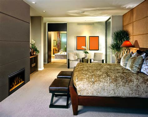 A gorgeous contemporary master bedroom where the irregular wooden pattern in the walls, reminding broken eggshells, elevates an otherwise simple bedroom to something memorable. Desain Kamar Tidur Ala Hotel | Desain Rumah