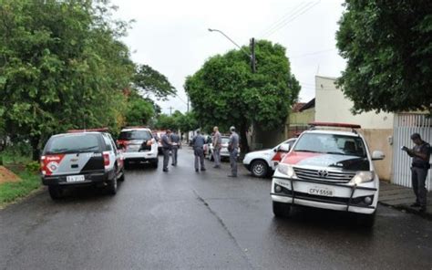 Os policiais passaram a patrulhar vários bairros da cidade. Dupla é presa após assalto terminar em perseguição em ...