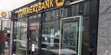 Deutschland » hamburg » hamburg ». Steine und Farbe gegen Deutsche Bank und Commerzbank