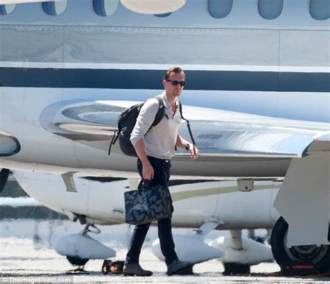 Tom Hiddleston Jets Into La On Taylor Swifts Private Jet Daily Mail