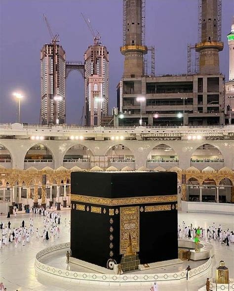 The Kabah Is Surrounded By Many People In Front Of Tall Buildings At Night