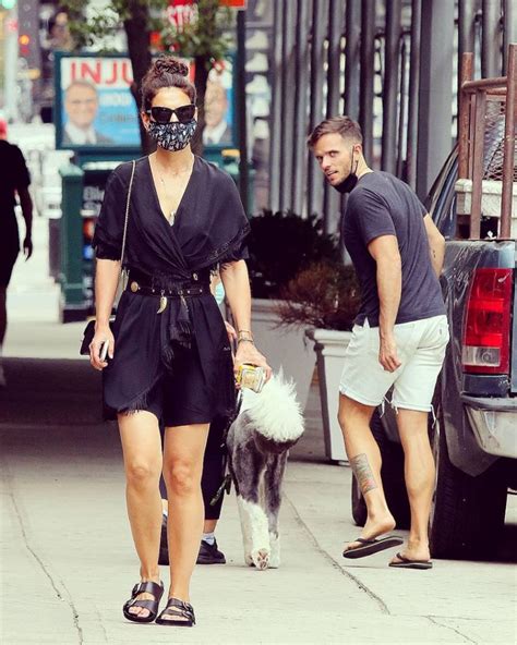 Katie holmes and emilio vitolo were recently spotted passionately kissing while at a new york city restaurant. Katie Holmes lleva el combo imbatible del verano - Para Ti