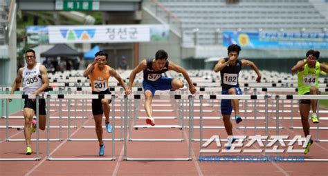 우상혁은 도쿄 올림픽 스타디움에서 열린 육상 남자 높이뛰기 예선에서 2미터 28을 넘어 결선 진출에 성공했습니다. 김병준, 110m 허들 '14초16'으로 2연패 달성