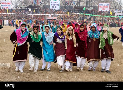 Srinagar Kashmir 26th January 2016 Kashmiri School Girls Sing And