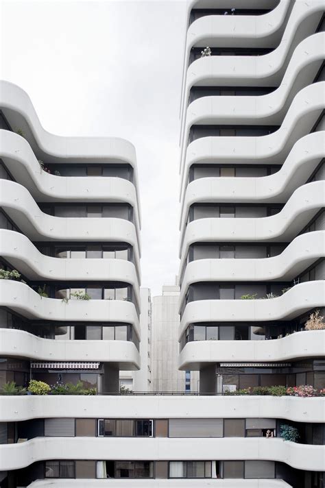 Curved High Rise Apartment Complex With Large Balconies Arsitektur