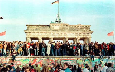 Photos Marquantes Du Mur De Berlin De Sa Construction Sa Destruction