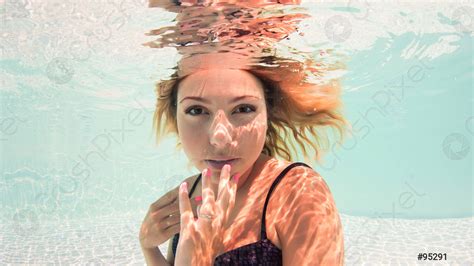 Красивая женщина портрет под водой в бассейне стоковое фото 95291