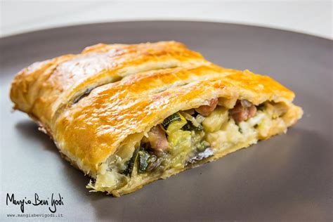 Melanzane, zucchine, peperoni, spinaci, pomodorini, cavolfiori, carciofi e asparagi, insomma basta scegliere la verdura preferita e il gioco è fatto! Strudel salato di zucchine, melanzane e pancetta | Mangia ...