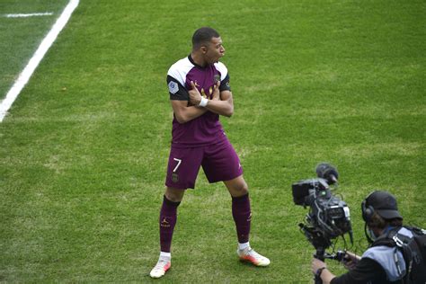 Kylian Mbappé Videos Kylian Mbappe Scores An Unlikely Goal With His Hand Somag News Me And