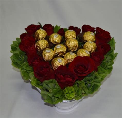 #chocolatebouquet #diy #paperbouquetif you like this video. DIY Valentine's Day gift idea - Make heart-shaped ...