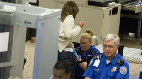 空港の身体検査でセクハラ、恥ずかしい格好をさせられる女性たち ポッカキット