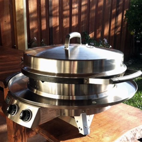 Awarded with the red dot design award berghoff's stylish circular carbon steel barbeque allows guests to gather around the table to grill their own food exactly how they like it. Evo Professional Tabletop Outdoor Residential | BBQ Appliances