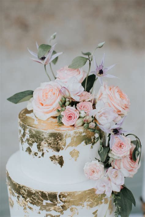 THE WILD FLOWER EDIT Edible Essence Wedding Cake Edible Flowers