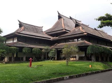 Gaji pegawai pln bila diperbandingkan dengan bumn yang lain termasuk lebih besar. Daftar Lengkap Gaji Lulusan ITB, Prodi Mana Paling Besar?