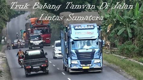 Truk Modifikasi Full Variasi Melintas Di Jalan Lintas Sumatera