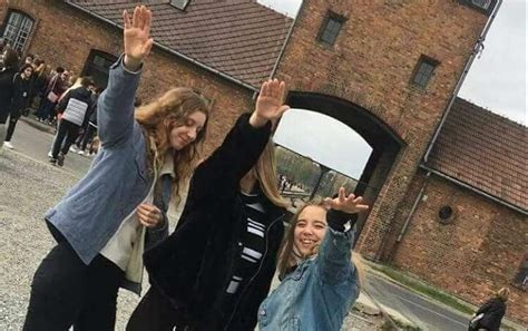 Adolescentes Polacas Publicaron Una Foto Del Saludo Nazi En Auschwitz