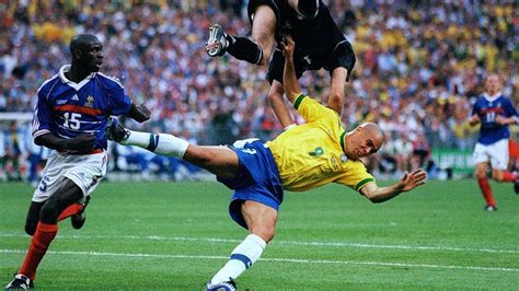 فاللاعب الذي فاز مرتين بجائزة الكرة الذهبية كأفضل لاعب في العالم. ليلة صعق الظاهرة رونالدو في الغرفة الملعونة - عرب سبورتس