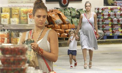 Healthy Day Out For Jessica Alba As She And Daughter Honor Picks Up Some Nutritious Treats