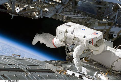 This Is How Astronauts Work Outside The Iss Moving At 17500
