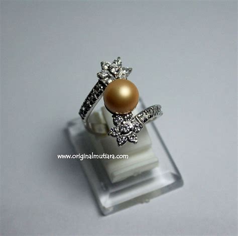 Mutiara air laut pada umumnya seing dijumpai pada gonad, dimana seekor mutiara air laut ini hanya bisa menghasilkan 1 butir mutiara. Cincin Emas Putih | Harga Cincin Emas Putih | Jual Cincin ...