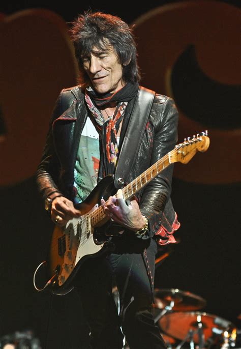 A live tribute to chuck berry finds wood playing with his wild five, a band featuring pianist ben waters and vocalist imelda may. Darius, Don't You Get The Feelin: Ron Wood - Electric ...