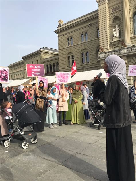 In frankreich gibt es eben ein gesetz, das leuten verbietet religiöse objekte in der öffentlichkeit zu zeigen, denn ich glaub. Bern: Musliminnen protestieren gegen Kopftuchverbot ...