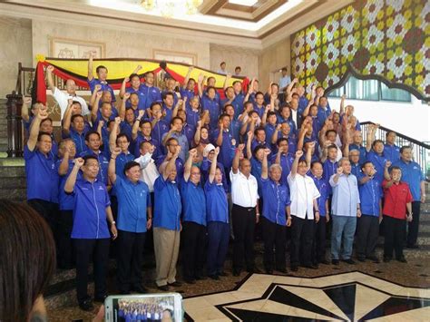 Senarai ini dumumkan pengerusi bn sabah yang juga pengerusi umno, datuk seri bung moktar radin pada majlis pengumuman calon bn di sini tanjung batu: Sarawakian Marks: Terkini - Senarai penuh calon-calon BN ...