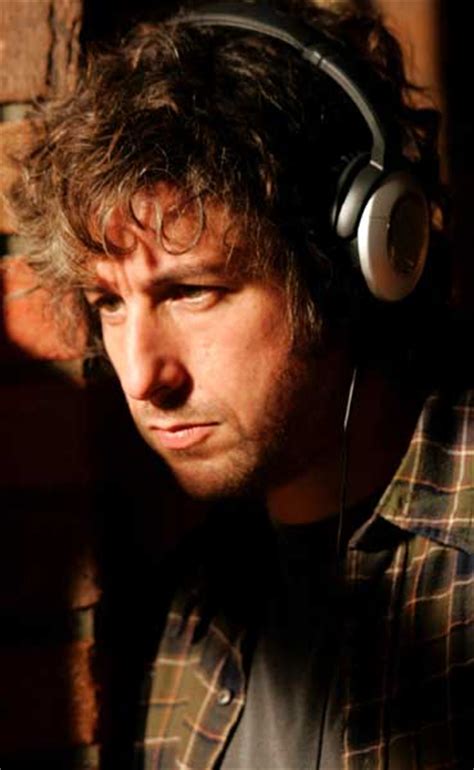 He was a cast member on saturday night live from 1990 to 1995, before going on to star in many hollywood films, which have combined to earn more than $2 billion at the box office. Adam Sandler foto En algún lugar de la memoria / 7 de 30