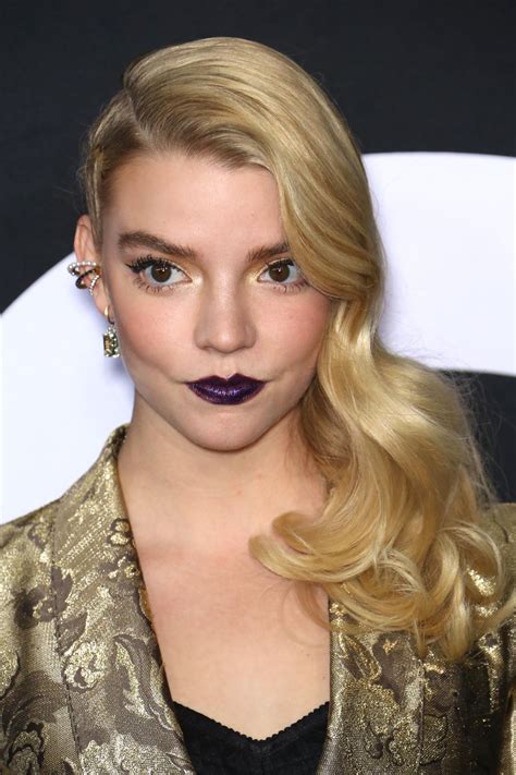 Watch a recap of all the sketches from saturday night. Anya Taylor-Joy At 'Glass' Premiere in NYC - Celebzz - Celebzz