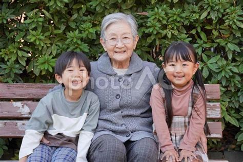 おばあちゃんと孫でベンチで記念撮影のアップ No 23185012｜写真素材なら「写真ac」無料（フリー）ダウンロードok