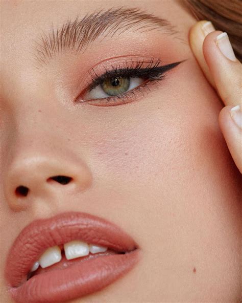How To Finally Master The Cat Eye Flick Savoir Flair