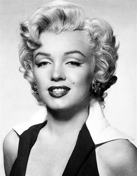 Marilyn Monroe S Trademark Curly Blond Hair And Red Lips Were The