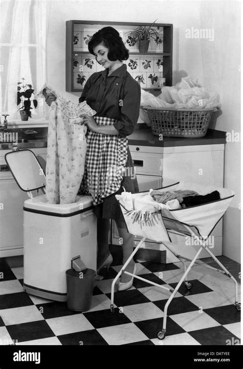 Haushalt Waschen Hausfrau Die Ihre Wäsche Trocknen Im Trockner