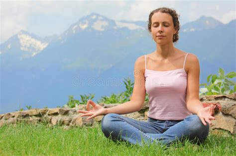 Mujer Joven Del Ajuste Hermoso Meditating Al Aire Libre Foto De Archivo