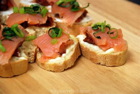 Hapje met zongedroogde tomaat en gerookte zalm