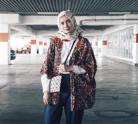 Maybe you would like to learn more about one of these? Tips Padu Padan Kemeja Putih dengan Hijab ala Hijabers Populer