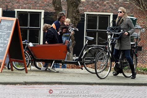Reinout oerlemans vierde woensdag 10 juni zijn 49ste verjaardag en zijn gezin maakte er een feest van. Reinout Oerlemans en gezin | http://www.bnnews.nl .Nederland