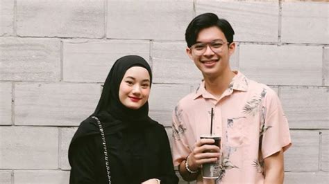 Dalam konten terbaru kanal youtube yang mereka miliki, dinda beserta rey pun menceritakan kisah kehamilan tersebut. Datangi Dokter Kandungan, Dinda Hauw Hamil? - HerStory
