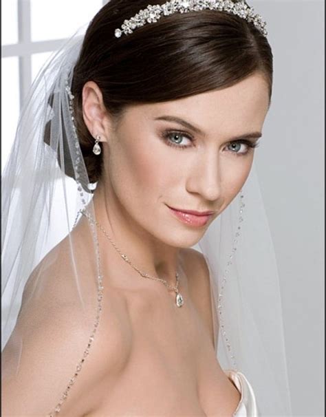Bridal Hairstyles For Short Hair With Veil 15 Beautiful Veiled Short Wedding Hairstyles A