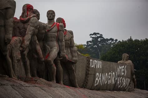 Fotos Monumento às Bandeiras é pichado e sujo por tintas 03 10 2013